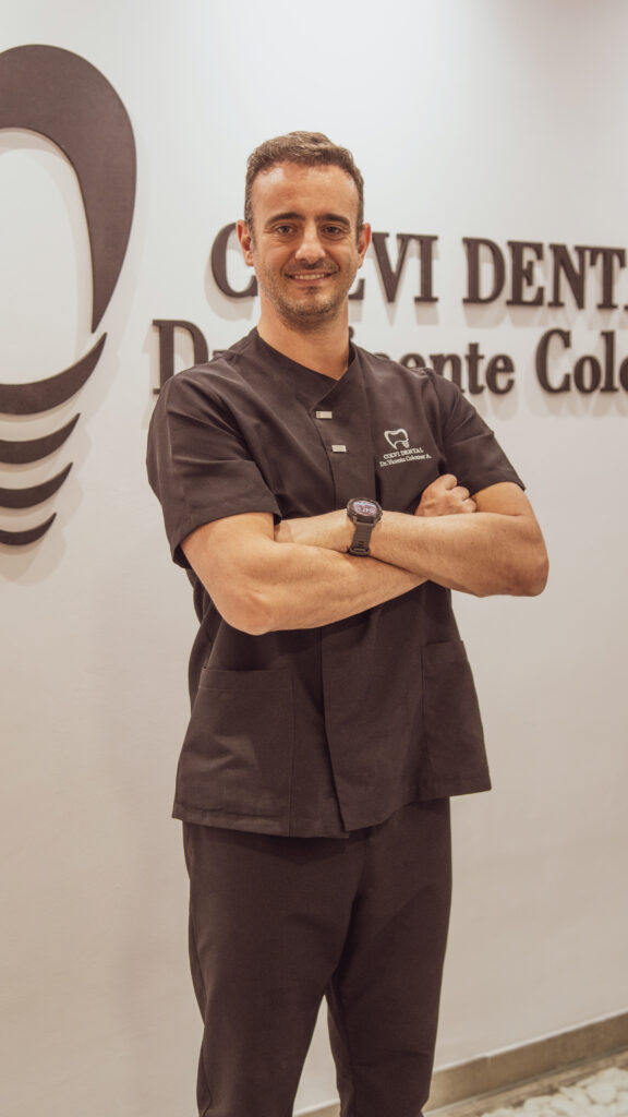 El doctor Vicente Colomer en su clinica dental de Algeciras, Colvi Dental