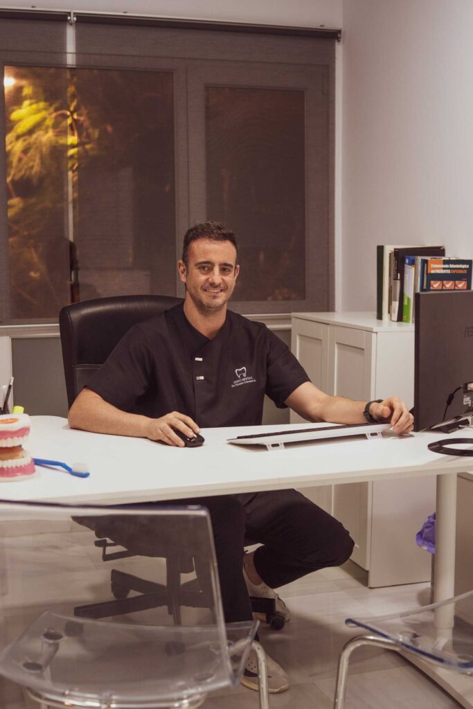vicente colomer, dentista en clinica dental colvi, Algeciras